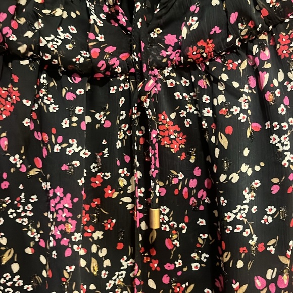 Ann Taylor top, size petite xxs, black with red and pink flowers and gold flecks - Picture 2 of 4